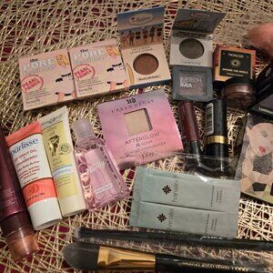 Ipsy Bag & Makeup Lot 21 PIECES See the pictures brushes highlighter, primer